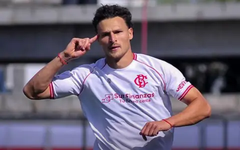 Facundo Bruera, autor de un doblete para Barracas, celebra el primer gol del guapo en el estadio Claudio Tapia.