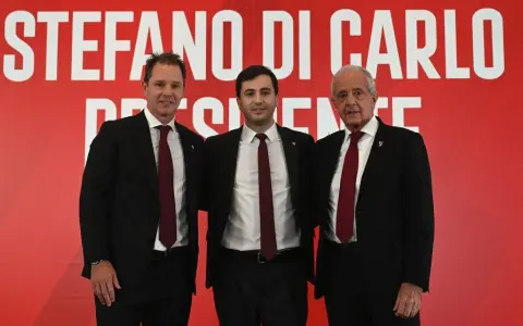 Stéfano Di Carlo, rodeado por los expresidentes de River Brito y D'Onofrio.