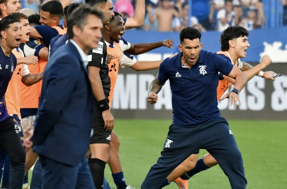 Carlos Tevez celebra el gol de su Talleres ante Vélez muy cerca del Mellizo Guillermo Barros Schelotto.