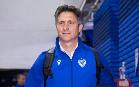 Guillermo Barros Schelotto, con la "pilcha" de Vélez.