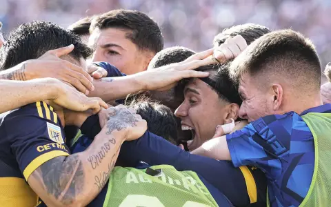 Todo Boca abraza a Miguel Merentiel, autor del gol agónico de Boca de penal en la victoria xeneize sobre Estudiantes en La Plata.