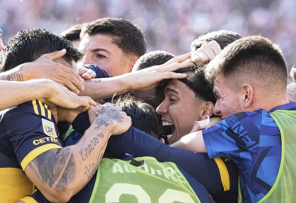 Todo Boca abraza a Miguel Merentiel, autor del gol agónico de Boca de penal en la victoria xeneize sobre Estudiantes en La Plata.