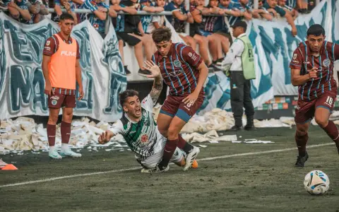 El clásico cuyano en Mendoza se jugó a dientes apretados, como refleja la escena. 
