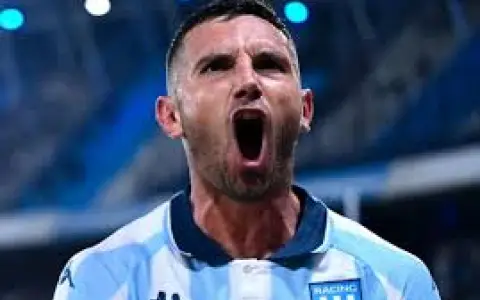 Adrián "Maravilla" Martínez se llena la boca de gol en un festejo de Racing.
