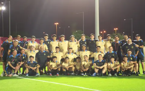 La foto grupal de la Selección argentina Sub 17 tras el último entrenamiento en Doha antes del debut con Bélgica.