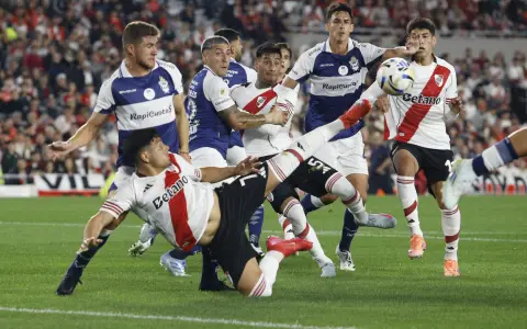 Salas ensaya desde el suelo un fallido remate, River volvió a perder. 