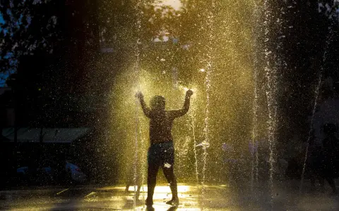 Un niño juega en la fuente de plaza árabe, primera rotonda de Tres Cerritos 
