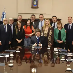 Video: A los saltitos, Milei reunió a su Gabinete
