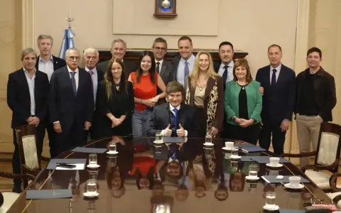 Milei y su gabinete.