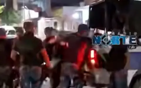 Los efectivos policiales subiendo al detenido al móvil