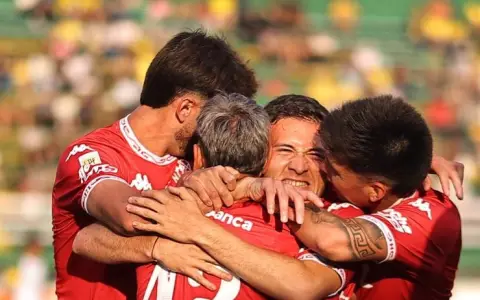 El festejo eufórico de los jugadores de Huracán, que se metieron en la conversación por los octavos de final del Clausura 2025.