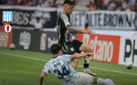 Facundo Mura, de Racing, intenta frenar desde el suelo un avance de Central Córdoba.