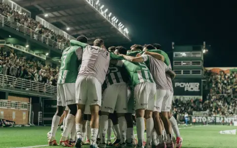 El plantel de Banfield celebra la victoria ante Lanús en el clásico del sur bonaerense.