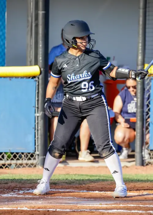 Candelaria Escalante, con el uniforme de Miami Dade Sharks