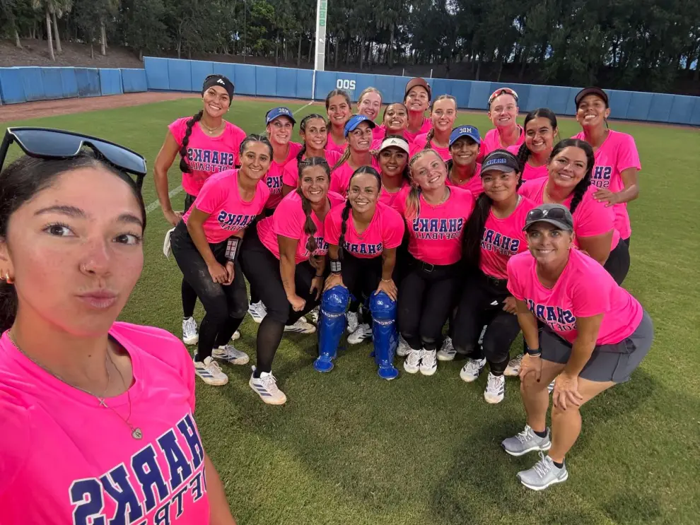 Candela con la escuadra completa de Miami Dade Sharks