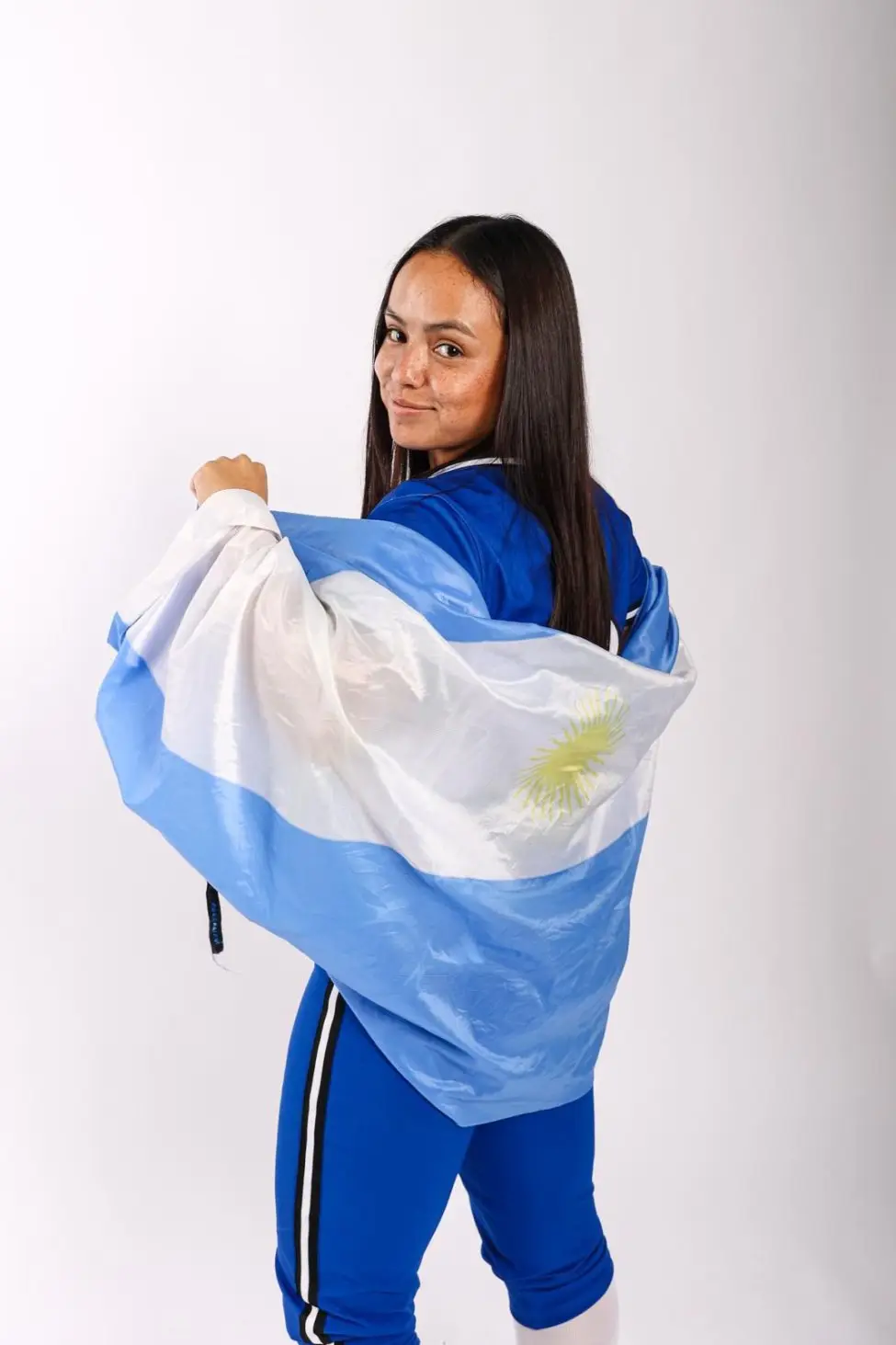 La foto oficial de Candela para Miami Dade Sharks, con la bandera argentina