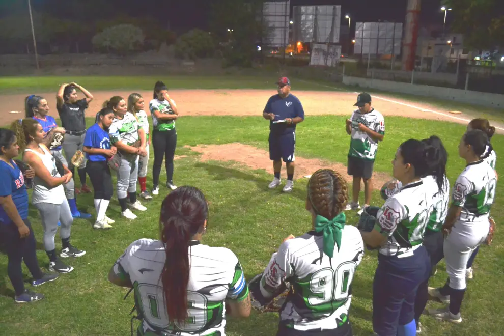 El coach César Cruz da indicaciones antes de arrancar el entrenamiento