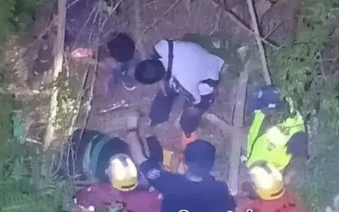 Personal policial y de bomberos en el operativo de rescate