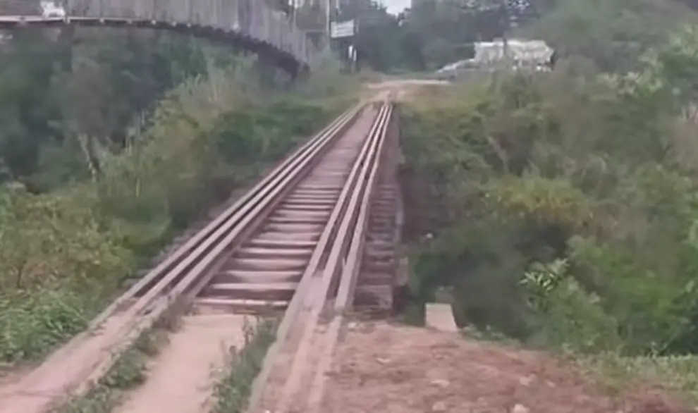 El puente ferroviario donde cayó y murió Torres