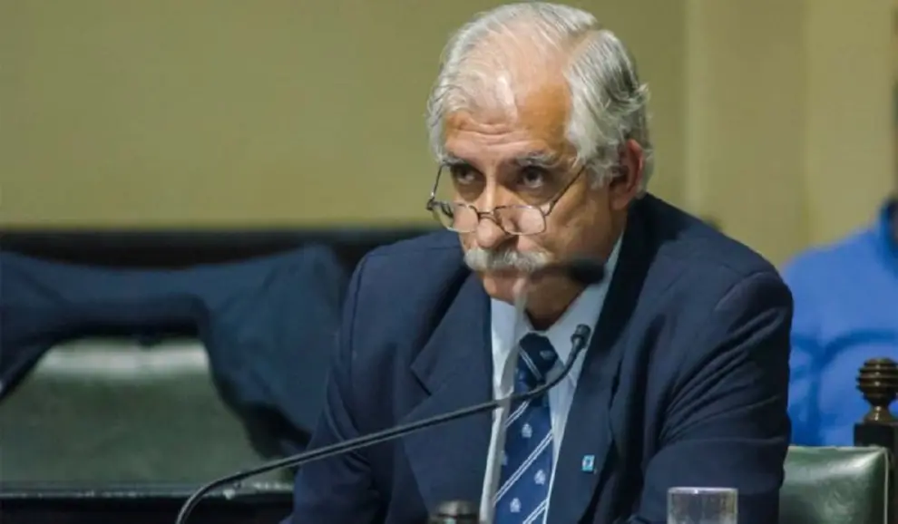 "Cuando el burro rebuzna, los demás paran la oreja" - Carlos Zapata ante las reiteradas interrupciones de sus pares.