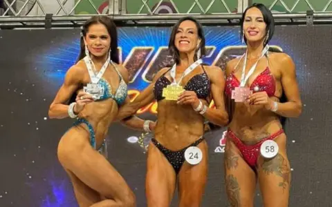 Gabriela Castro (izquierda) mostrando la medalla plateada en el podio de Corrientes