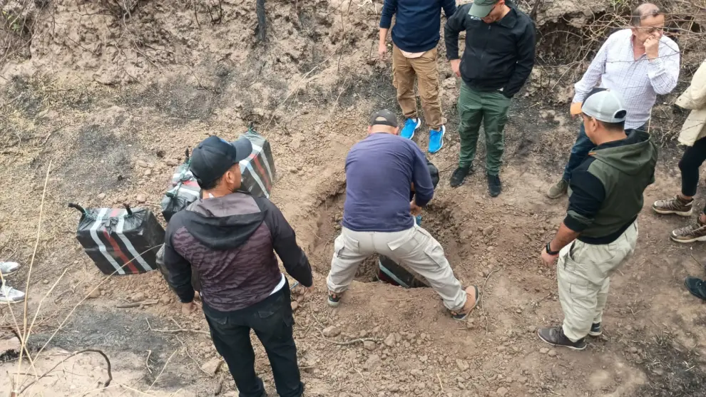 Personal de la fuerza sacan los bultos escondidos.