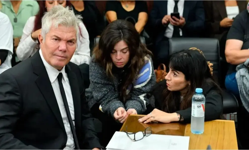 Fernando Burlando junto a las hijas de Maradona, Dalma y Gianina
