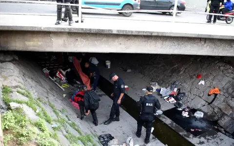 Policias inspeccionan en el canal.
