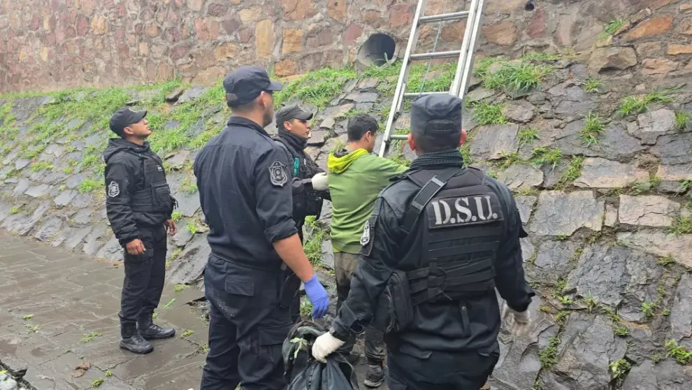 Continua el trabajo en el canal Esteco.