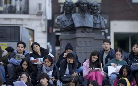 La movilidad educativa sigue existiendo, pero dejó de traducirse en movilidad económica, según Pensar Lab.