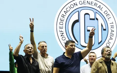 Las nuevas autoridades de la Confederación General del Trabajo (CGT), Jorge Solá, Cristian Jerónimo y Octavio Argüello. 