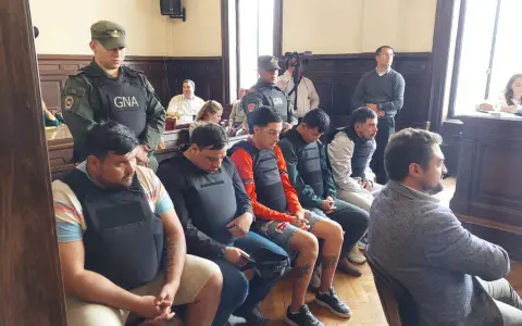 Los cinco imputados en la causa de la avioneta narco escuchando los cargos.