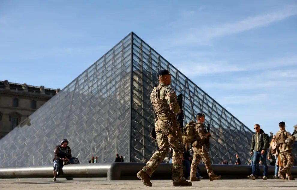 El Louvre refuerza su vigilancia mientras crecen las críticas por las decisiones de gestión que habrían debilitado su sistema de seguridad.