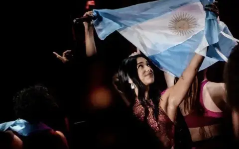 Antes de su regreso a River, una postal de su última visita: Dua Lipa con la bandera argentina, un gesto que sus fans aún recuerdan