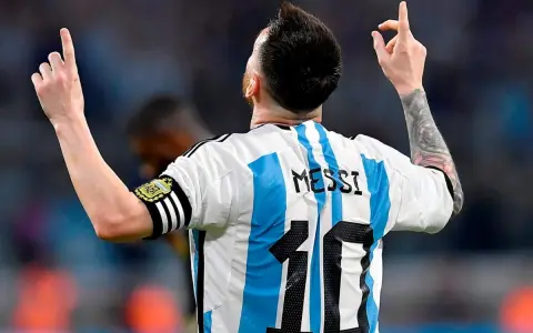 Lionel Messi y su clásica pose de festejo de gol.