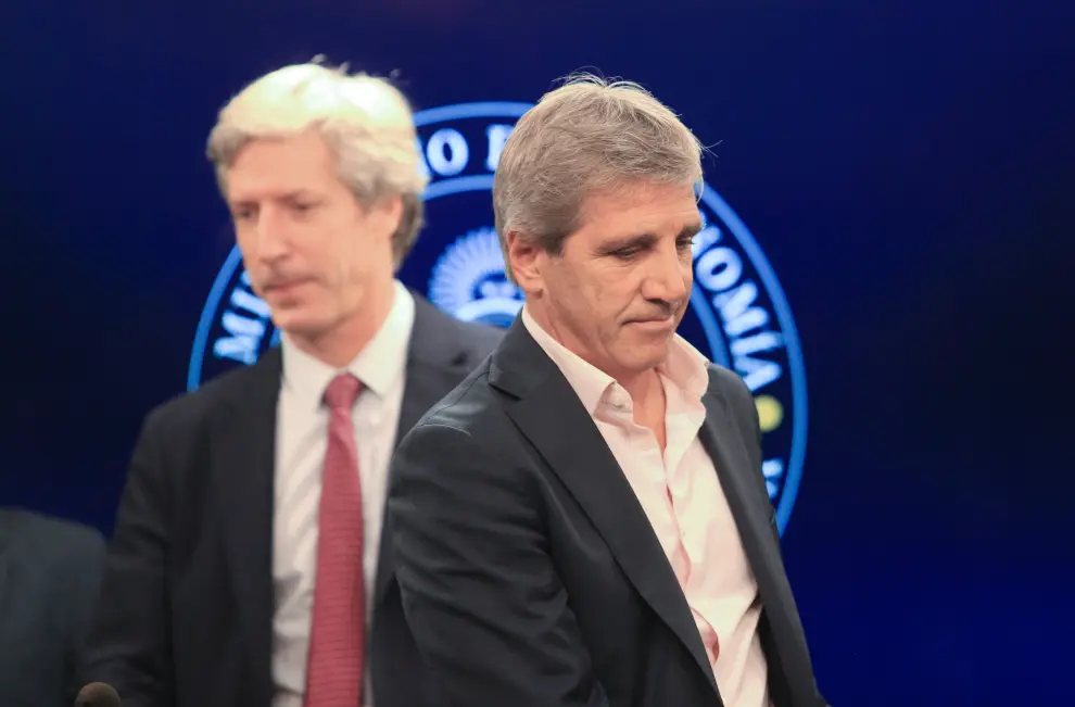 El ministro de Economía, Luis Caputo, y el presidente del Banco Central, Santiago Bausili