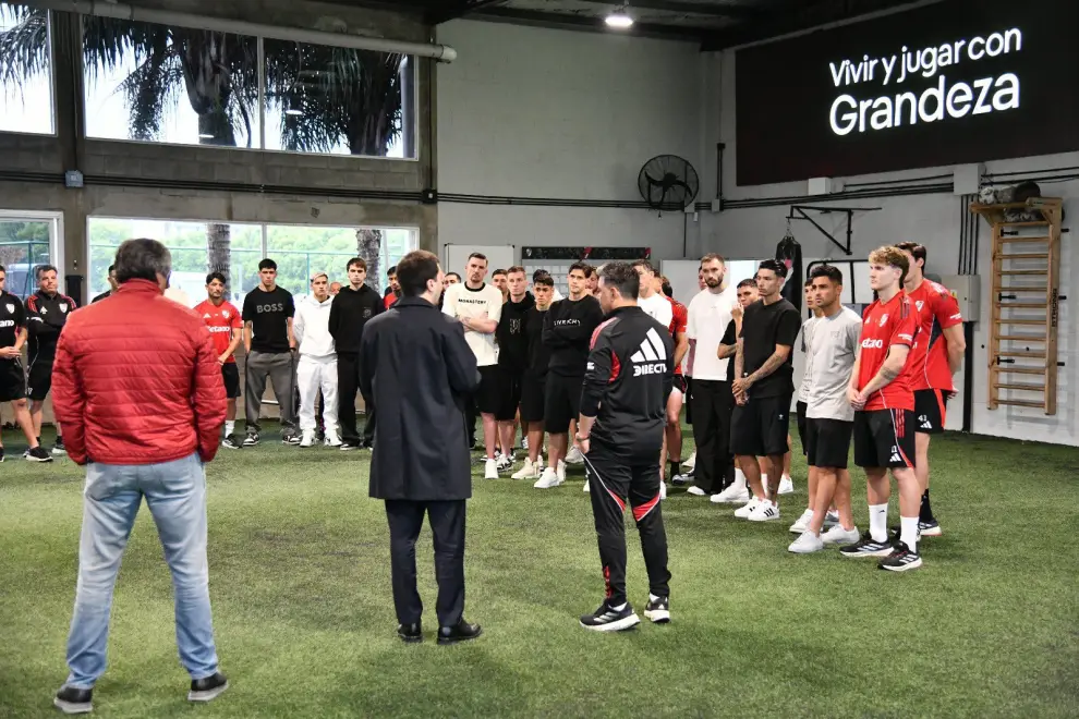 El plantel de River, junto a Marcelo Gallardo y el flamante presidente del millonario, Stefano Di Carlo.