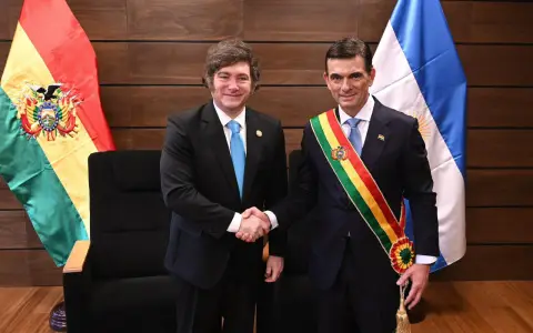 El Presidente Javier Milei participa de la entrega del bastón de mando y la asunción del Presidente-Electo de Bolivia, Rodrigo Paz Pereira,