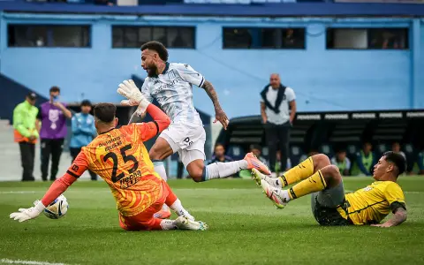 El gol de Duván Vergara para el triunfo de Racing ante Defensa y Justicia en Avellaneda.