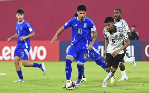 Uriel Ojeda, la gran figura argentina en la goleada ante Fiji con su hat-trick.