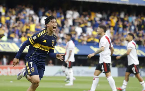 Zeballos, la gran figura del Superclásico, celebra el primer gol de Boca ante un River hundido en la Bombonera. 