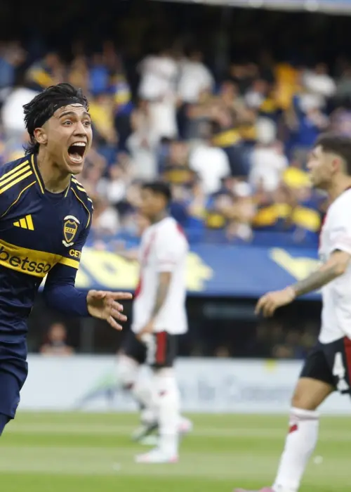 Zeballos, la gran figura del Superclásico, celebra el primer gol de Boca ante un River hundido en la Bombonera. 