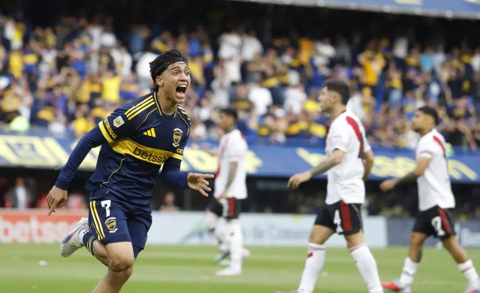 Zeballos, la gran figura del Superclásico, celebra el primer gol de Boca ante un River hundido en la Bombonera. 