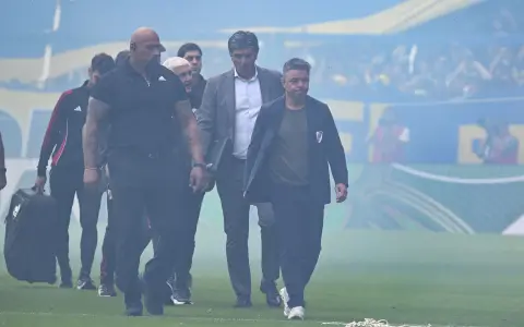 Marcelo Gallardo entrando a la Bombonera junto a su ladero Matías Biscay: una dupla regada de éxitos en el pasado, y que hoy es símbolo del fracaso.