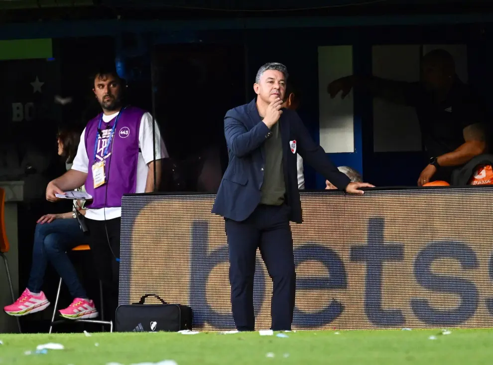 Marcelo Gallardo en el banco, preocupado por la apatía de su equipo en la derrota en la Bombonera.
