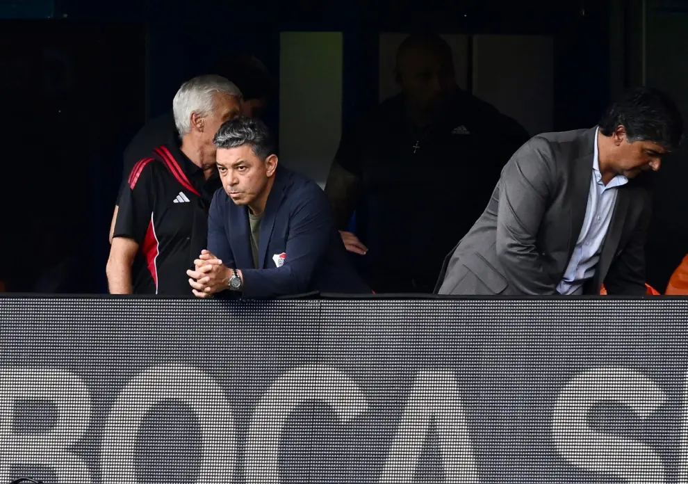 El gesto de Gallardo apoyado en el cartel parece de resignación ante el duro momento de River.