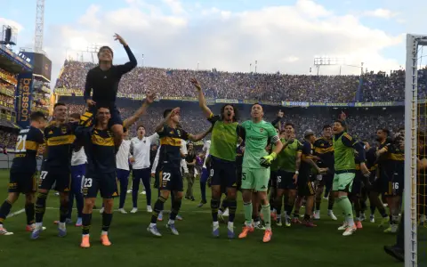 El Changuito Zeballos es llevado en andas por sus compañeros tras consagrarse en el Superclásico.