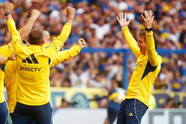 El festejo de Claudio Úbeda por el triunfo en el Superclásico.