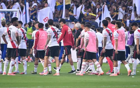 El plantel de River, cabizbajo tras la derrota con Boca. 