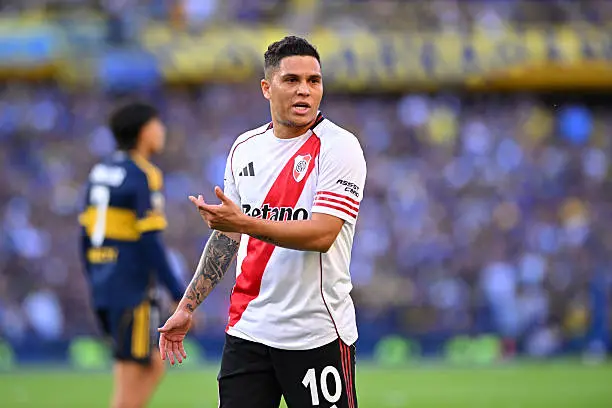 Juan Fernando Quintero tuvo un mal Superclásico.